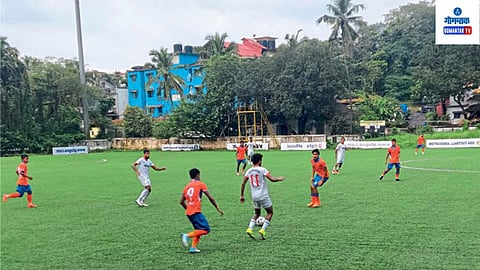 Professional Football League 2024: गतविजेत्या स्पोर्टिंग क्लब द गोवाने प्रोफेशनल लीग फुटबॉल स्पर्धेत गुरुवारी सलग तिसऱ्या विजयाची नोंद केली. त्यांनी एका गोलच्या पिछाडीवरून एफसी गोवा संघाला २-१ फरकाने नमविले.