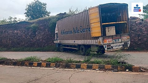 Malpe Pernem Highway: पेडणे तालुक्यातील मालपे-न्हयबागपर्यंतचा पूर्वीचा राष्ट्रीय महामार्ग १७ हा अत्यंत धोकादायक स्थितीत असून खड्डेमय बनला आहे. हे खड्डे वाचताना अनेक वाहनांचा तोल जाऊन ती वाहने रस्त्याबाजूला कलंडतात.
