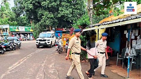 Goa Theft Case: जुने गोवे येथे झालेल्या घरफोडीच्या तक्रारीवरून सराईत गुन्हेगार लोकेश सुथार (३०, सांगली-महाराष्ट्र) याला महाराष्ट्रातील कवठे महाकाळ येथे ताब्यात घेण्यात आले. त्यानंतर जुने गोवे पोलिसांनी त्याला आपल्या पोलिस ठाण्यात आणून अटक केली.