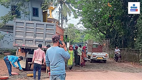 Arambol Chopdem Road: मांद्रे मतदारसंघातील चोपडे ते हरमल या रस्त्याची खड्ड्यांमुळे झालेली बिकट स्थिती सुधारण्यासाठी प्रशासनाने खड्डे बुजविण्याचे काम सुरू केल्याने वाहनचालकांनी समाधान व्यक्त केले, तरी ही दगड, वाळू सुके मिश्रण घालून तात्पुरती सोय केली.