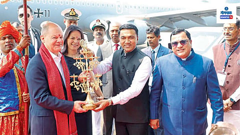 German President Olaf Scholz Visits Goa: जर्मनीचे राष्ट्राध्यक्ष ओलाफ स्कोल्झ यांनी आज राज्याचा धावता दौरा केला. त्यांनी मुरगाव बंदरात सदिच्छा भेटीवर आलेल्या जर्मन युद्धनौकांना भेट दिली आणि बिटस् पिलानीच्या विद्यार्थ्यांशी संवाद साधला.