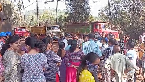 Goa Mining: पिळगावकरांनी वेदान्ता खाणीचा रस्ता अडवला, रस्त्यात उभारली झोपडी; शेती पूर्ववत करुन द्यायची मागणी