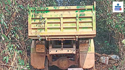 Valpoi Police Raid At Illegal sand Mining at Naneli Sattari