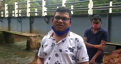 भाटी ः लोखंडी पुलाची पाहणी करताना सांगेचे आमदार प्रसाद गावकर. (मनोदय फडते)