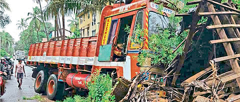 Uncontrolled Truck Rammed Into The House in Giri