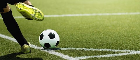 Professional Football League 2024: पोलिस संघाला दहा खेळाडूंसह खेळावे लागले, तरीही नाऊमेद न होता त्यांनी प्रोफेशनल लीग फुटबॉल स्पर्धेत क्लब द साळगावकरला २-० फरकाने धक्का दिला. एफसी गोवा संघाने चर्चिल ब्रदर्सला ४-३ फरकाने निसटते हरविले.