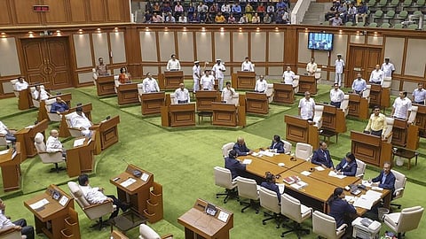 CM Pramod Sawant: कारवाई करण्याबरोबरच त्या ट्रकांचा परवानाही रद्द करण्यात येईल असे आश्वासन मुख्यमंत्री डॉ. प्रमोद सावंत यांनी दिले