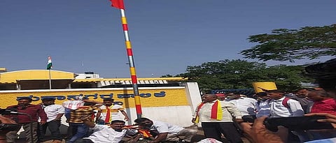 Attempt to hoist red yellow flag in front of Belgaum Municipal Corporation