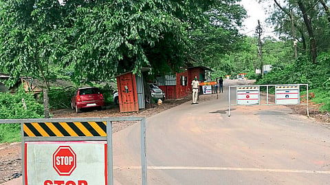 People from Maharashtra enter Goa by crossing the border