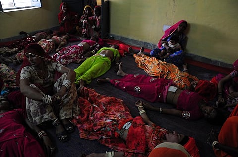 Unconscious women lie on the floor after undergoing sterilisation operation at a community health centre (Sayantoni Palchoudhuri/CSE)