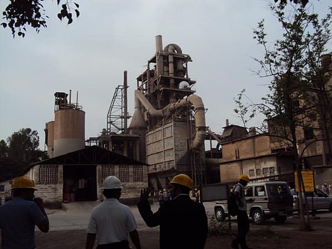 A cement plant in Bengaluru. Credit: Kanika Bahel/CSE