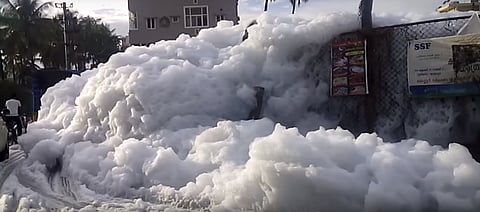 Froth from the lake covers the road in Bengaluru (Credit: Rohit Saxena/YouTube)
