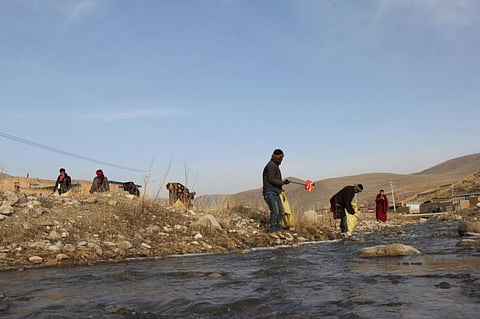 Litter-collecting in Tibet (Credit: Feng Hao)
