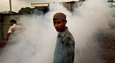 At a construction site in New Delhi, workers are exposed to mosquito repellent. Manan Vatsyayana/AFP