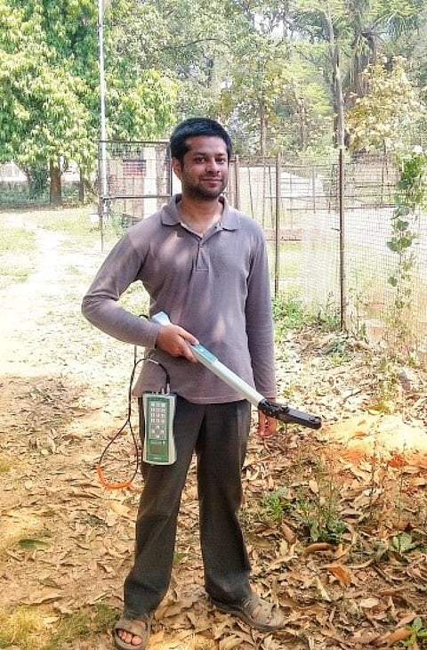 कैनोपी एनालाइजर के साथ अध्ययन क्षेत्र में कार्य करते हुए अरिदीप मुखर्जी