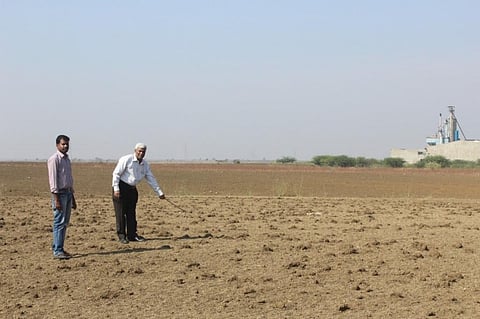लवणता में बढ़ोत्तरी के कारण बने बंजर क्षेत्र का परीक्षण करते एस. धर्मराजन और के.एल.एन. शास्त्री