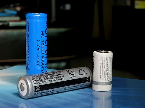 The new battery developed by scientists generates energy densities of 500 Watt hour per kilogram. Credit: Wikimedia Commons