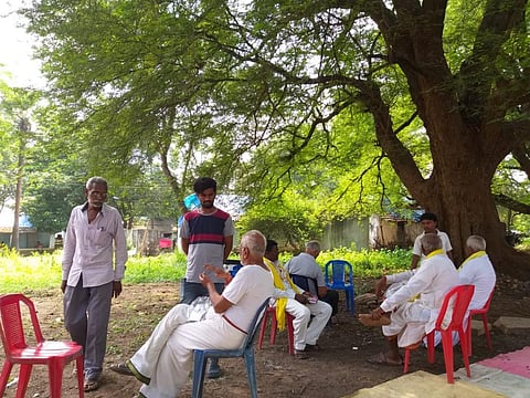 पदयात्रा की तैयारी में ग्रामीण