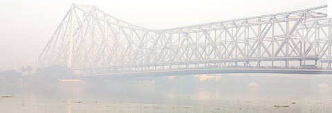 Smog hangs over the Howrah Bridge in Kolkata. Credit: Getty Images