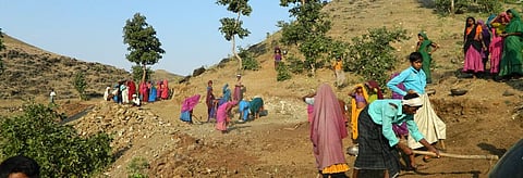 MGNREGA workers constructing a road in Madhya Pradesh. Credit: Moyna/CSE