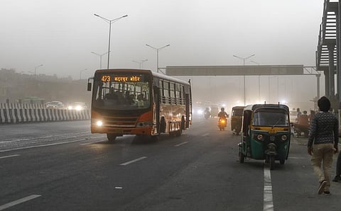 गिरावट के बाद दिल्ली में फिर पैर पसार रहा प्रदूषण, बर्नीहाट में 367 रहा एक्यूआई