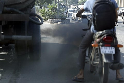 A truck spewing smoke in Delhi. Credit: Vikas Choudhary