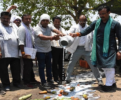 अपनी मांगों के समर्थन में भोपाल में प्रदर्शन करते एक किसान संगठन के प्रतिनिधि। Photo: Manish Chandra Mishra