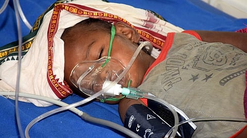 मुजफ्फरपुर के अस्पताल में भर्ती एईएस बीमारी से पीड़ित बच्चा। फोटो: पुष्यमित्र