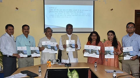 उत्तराखंड पलायन आयोग ने अल्मोड़ा जिले पर तैयार की गई रिपोर्ट मुख्यमंत्री त्रिवेंद्र सिंह रावत को सौंपी। फोटो: वर्षा सिंह