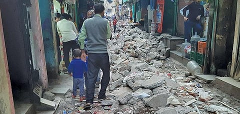Demolition waste from a road being redeveloped in Delhi’s Zamrudpur village has left no space for people even to walk. Photo: Avikal Somvanshi/CSE