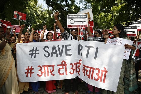 सूचना का अधिकार कानून में संशोधन के विरोध में प्रदर्शन करते सामाजिक कार्यकर्ता। फोटो: अमरजीत सिंह
