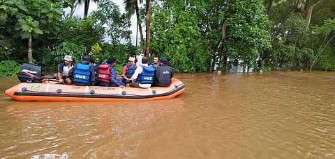 The Indian Coast Guard says it has mobilised 53 disaster response teams for rescue operations in the flood-devastated districts of Maharashtra, Karnataka and Kerala and evacuated more than 2200 stranded citizens. Photo: @IndiaCoastGuard/Twitter