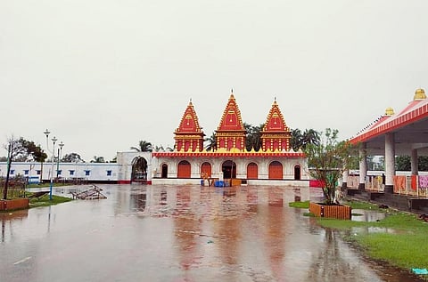 कपिलमुनि मंदिर परिसर में खड़ा बारिश का पानी। फोटो: उमेश कुमार राय