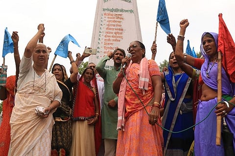 सरदार सरोवर बांध में पानी भरे जाने के विरोध में प्रदर्शन करते नर्मदा बचाओ आंदोलन की नेता मेधा पाटकर व अन्य। Photo: NBA