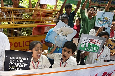 जलवायु परिवर्तन के खिलाफ नई दिल्ली के जंतर मंतर पर प्रदर्शन करते बच्चे। फाइल फोटो: विकास चौधरी