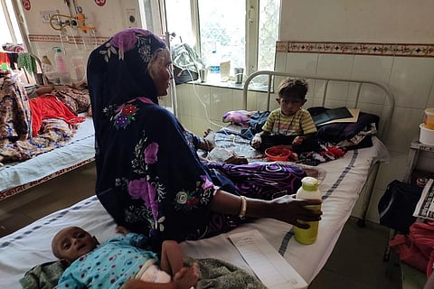 राजस्थान के जयपुर स्थित जेके लोन अस्पताल में भर्ती चार वर्षीय विशाल। फोटो: विवेक मिश्रा
