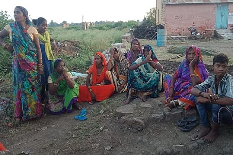 ओंकारेश्वर बांध के बढ़ते स्तर के कारण पानी में डूबे व्यक्ति के परिजन। फोटो: एनबीए