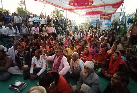 भोपाल में धरना देते नर्मदा बचाओ आंदोलन के कार्यकर्ता। फोटो:एनबीए