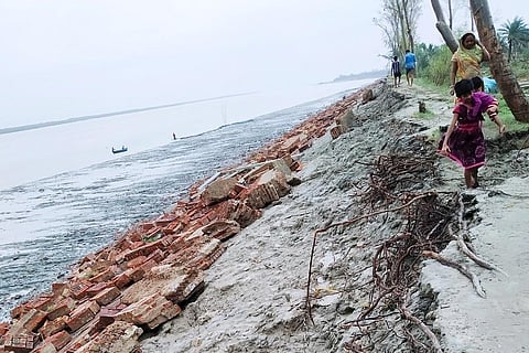 पाथरप्रतिमा में बुलबुल तूफान से हुआ कटाव। फोटो: उमेश कुमार राय