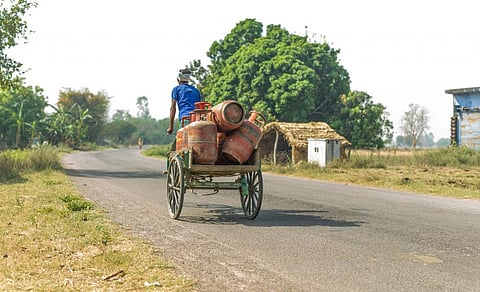 A delivery man ferrying a consignment of cylinders. Photo: Srikant Chaudhary / CSE