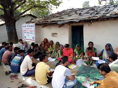 फोटो : पन्ना जिले के गहरा गांव में खाद्य सुरक्षा और कुपोषण से मुक्ति यात्रा के दौरान ग्रामीणों से संवाद करते कार्यकर्ता