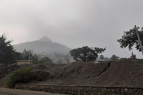 स्टोन क्रशर की वजह से बदरंग हो गयी एक पहाड़ी। फोटो: पुष्यमित्र