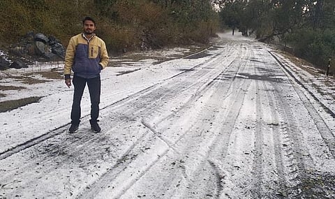 झारखंड के लातेहर इलाके में ओलावृष्टि के बाद का दृश्य। फोटो: पुष्यमित्र