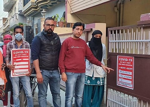 गंगानगर में स्वास्थ्य कार्यकर्ताओं द्वारा घरों के बाहर इस तरह के पोस्टर लगाए जा रहे हैं। फोटो: माधव शर्मा