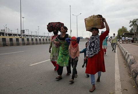 लॉकडाउन की वजह से बसें बंद कर दी गई तो लोग पैदल ही चल पड़े। फोटो: विकास चौधरी