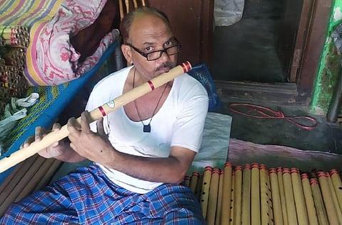 पीलीभीत में बासुंरी बजाने वाले कारीगर बेसब्री से लॉकडाउन खुलने का इंतजार कर रहे हैं। फोटो: रणविजय सिंह