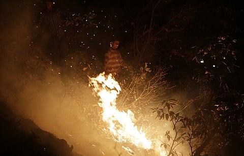 उत्तराखंड के जंगलों में लगी आग को बुझाने का प्रयास करते लोग। फाइल फोटो: विकास चौधरी