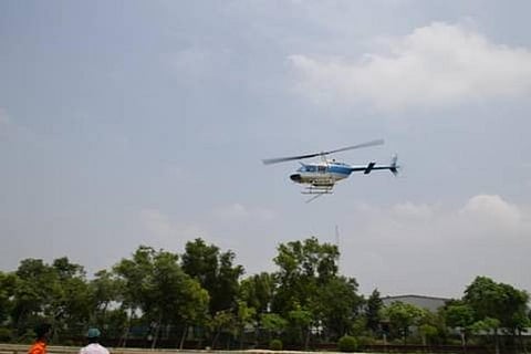 भारतीय वायु सेना का हेलीकॉप्टर, जिसे टिड्डी दलों के सफाये का जिम्मा सौंपा गया है। फोटो: पीआईबी