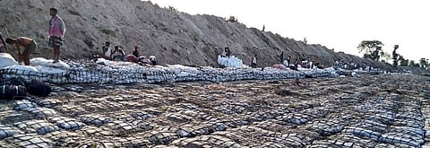Embankment protection work in progress in Khajauli block of Bihar’s Madhubani district Photo: CK Manoj
