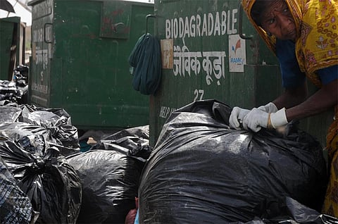 बायो मेडिकल वेस्ट को अलग करती महिला; फोटो: सायंतन बेरा